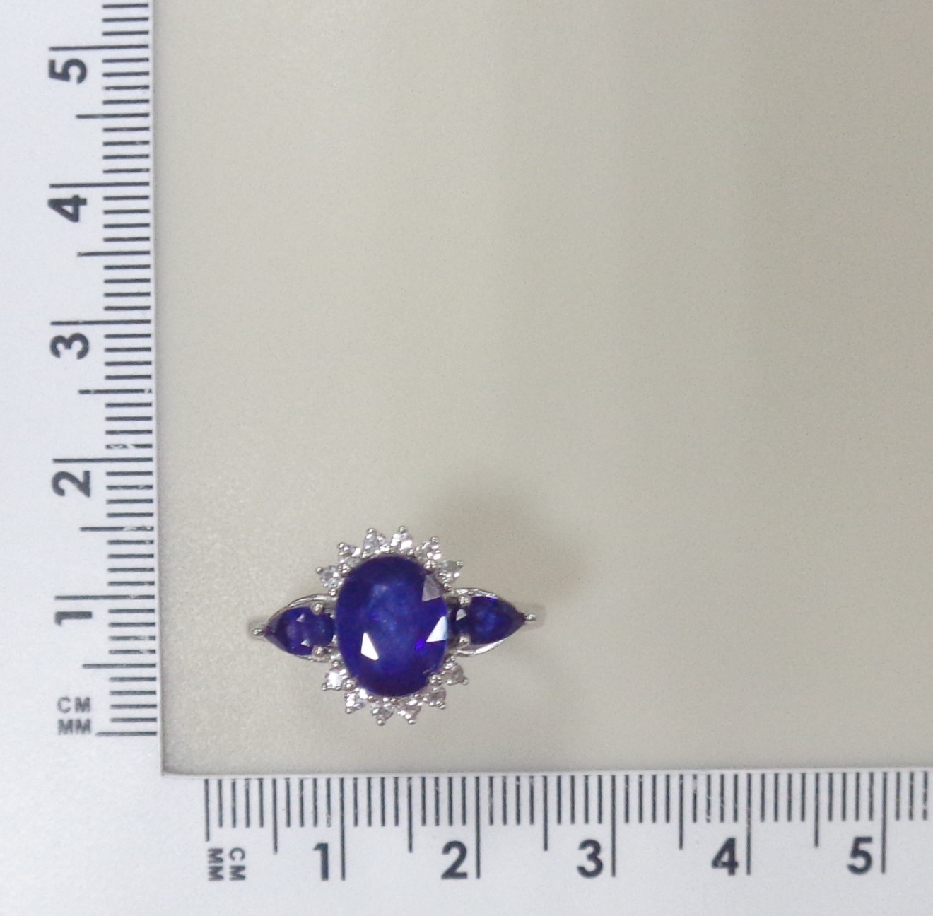 Серебряное кольцо с сапфирами